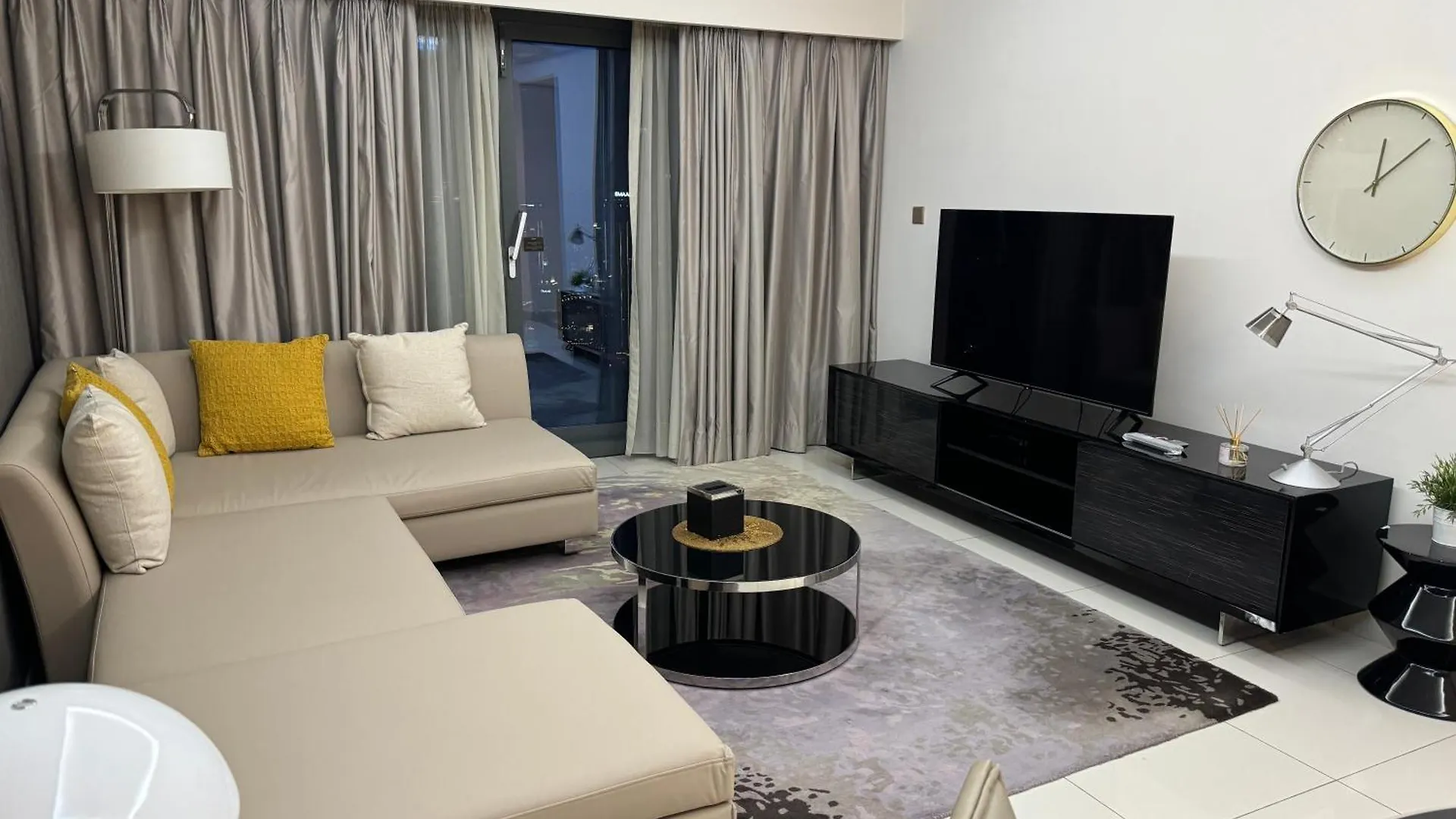 Royal Apartments By Damac Paramount Towers B Burj Khalifa Views Dubai United Arab Emirates
